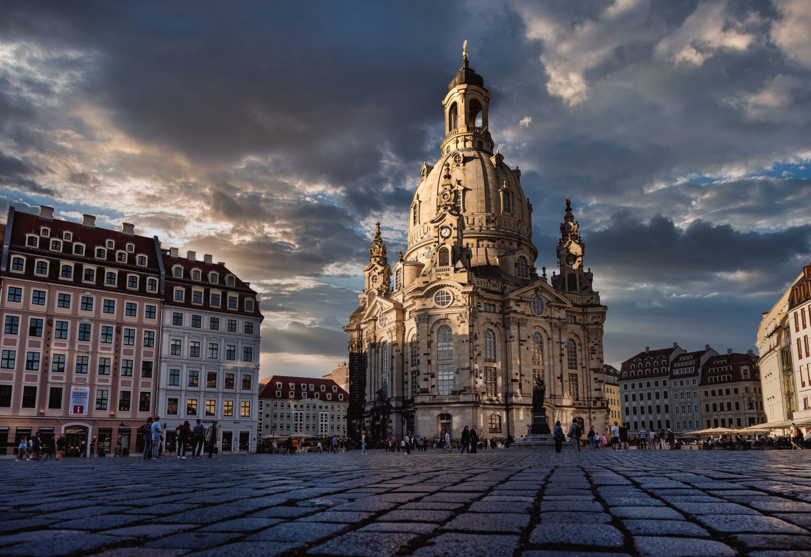 Die Frauenkirche auf dem Neumarkt in Dresden unter dramatischem Wolkenhimmel.